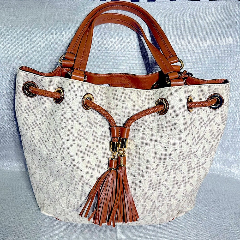MICHAEL KORS JET SET VANILLA LARGE GATHERED TOTE HANDBAG GOOD CONDITION.